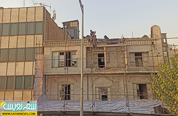 کارگران در حال تخریب کافه ایران