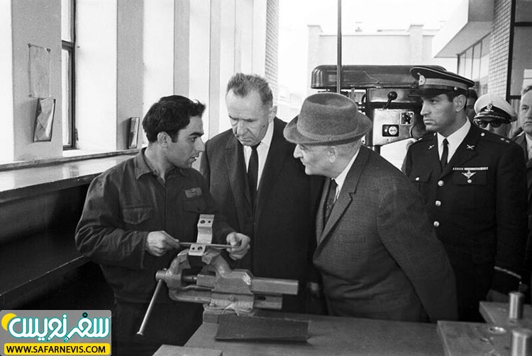 الکسی کاسیگین، نخستوزیر شوروی در حال بازدید از کارخانه ایران ناسیونال در سال 1347